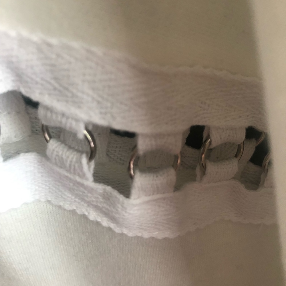 White top - Picture 3 of 4